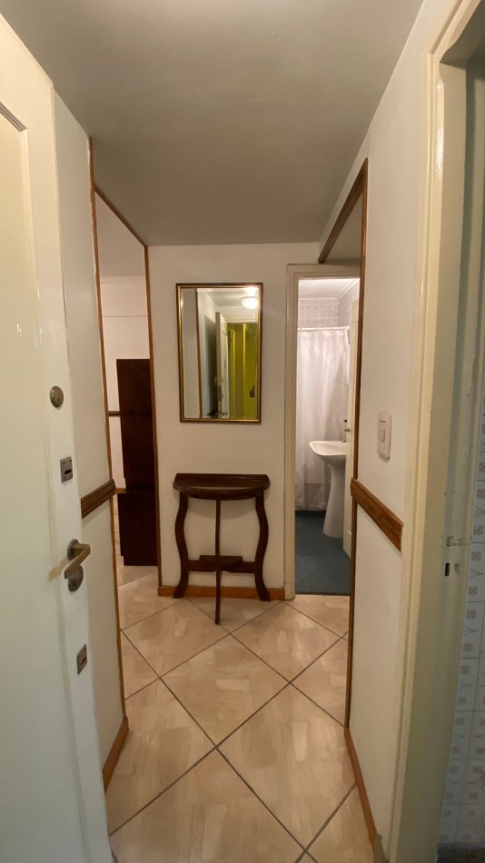 Departamento 2 ambientes con balcon y cochera fija sobre Avenida Colon  